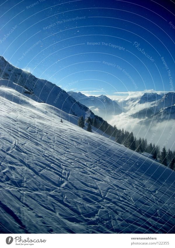 Bergabwerts. weiß Skifahren Winter Berge u. Gebirge Schnee Spuren Alpen blau Tal Himmel Aussicht Ferne