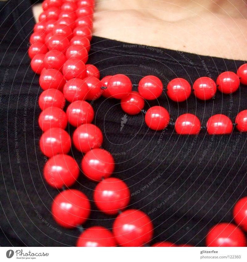 piratenfaschingsperlenkette rot glänzend Perlenkette Frau Hardcore Pirat Schmuck Top Accessoire Kitsch Karneval Reichtum Kette Hals dekoltee Haut Kugel poppig