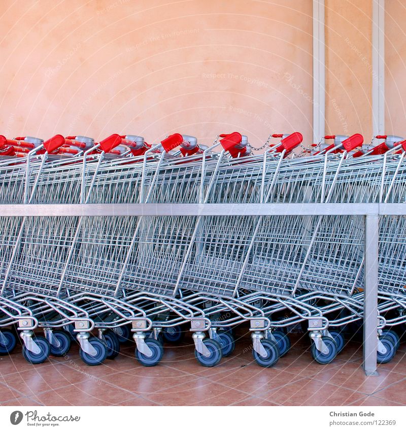 Hundert Einkaufswagen Supermarkt rot rosa Frankreich Cote d'Azur Lebensmittel Wagen Wand Gitter Stab glänzend Griff Parkplatz Ernährung Dinge Ste Maxime parken