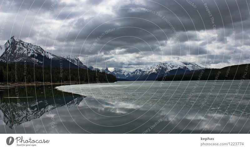 Endzeit Ferien & Urlaub & Reisen Berge u. Gebirge Landschaft Wasser Wolken Sturm Eis Frost Rocky Mountains Gipfel Schneebedeckte Gipfel See Maligne Lake