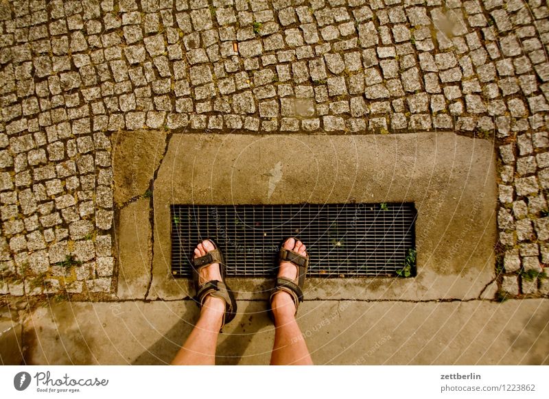 Füße Fuß Schienbein Beine Zehen unten Sandale Sommer gehen stehen warten Erwartung Fußmatte Eingang Ausgang Bürgersteig Fußweg Wege & Pfade unentschlossen