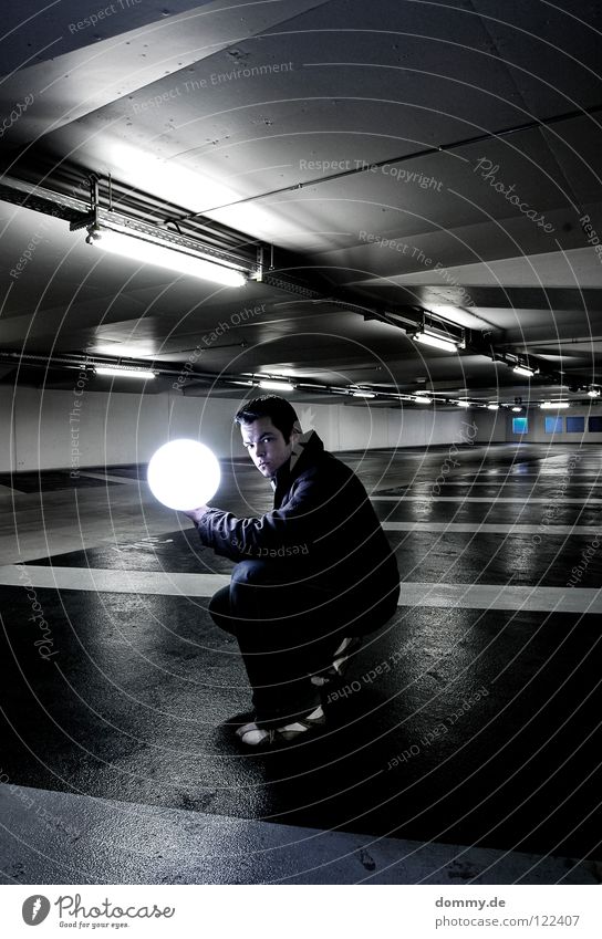 illuminating Mann Kerl Garage Tiefgarage Untergrund unten dunkel Leuchtstoffröhre Beton kalt Winter Beschriftung Parkplatz erleuchten Erkenntnis Schuhe Hose