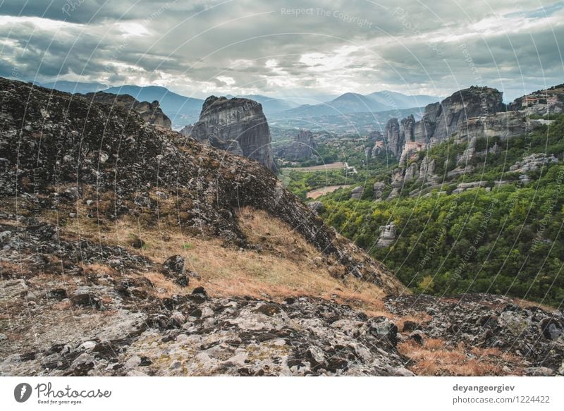 Meteora in Griechenland schön Ferien & Urlaub & Reisen Tourismus Sommer Berge u. Gebirge Natur Landschaft Wald Felsen Kirche Architektur alt Kloster Klippe