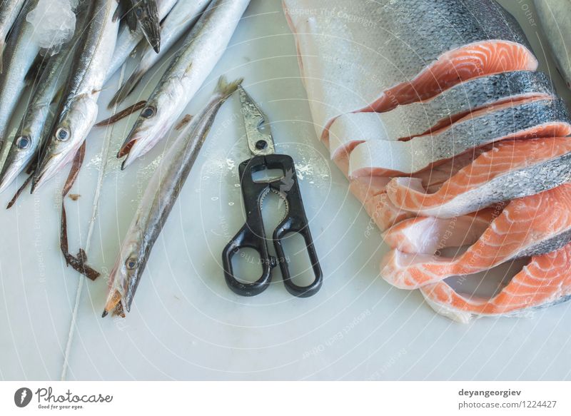 Lachs auf Eis im Laden Fleisch Meeresfrüchte Ernährung Diät kaufen Tisch Industrie Gastronomie frisch natürlich rot Fisch Lebensmittel Markt Lager Verarbeitung