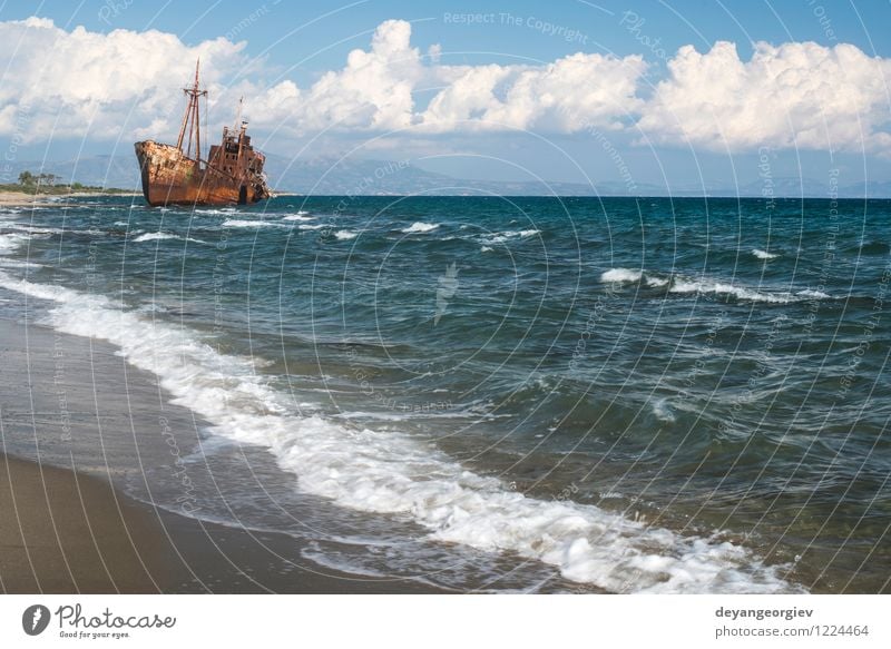 Altes rustikales großes Schiff. Strand Meer Segeln Ruhestand Küste Verkehr Wasserfahrzeug Metall Rost alt historisch Tod Zerstörung Schiffbruch Rust Verlassen