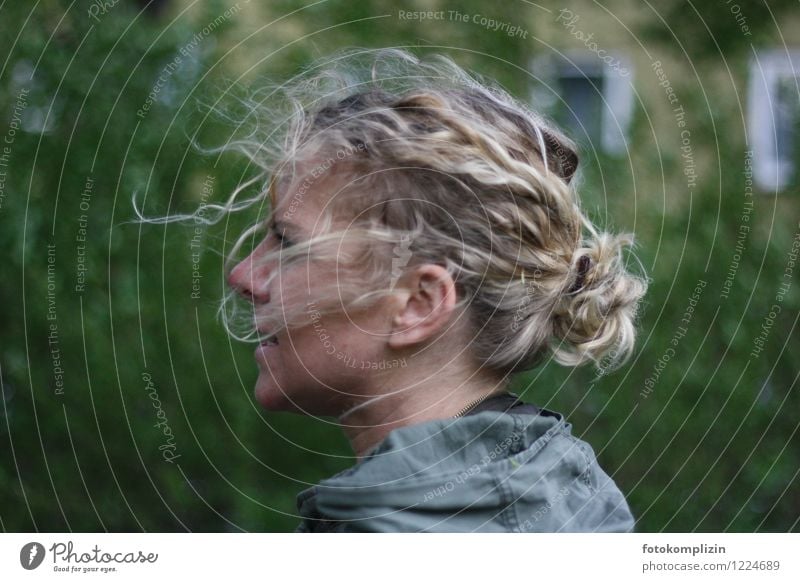 Frauenportrait mit wehenden Haaren Erwachsene Kopf Haare & Frisuren 1 Mensch Wind Sturm langhaarig blond Porträt verweht Optimismus Kraft Profil Beginn Bewegung