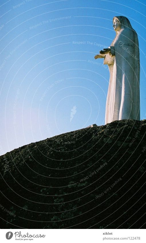 Maria Religion & Glaube Statue Himmel Gebet Hand Hilfsbereitschaft Vertrauen Stein Marmor heilig Felsen Himmel (Jenseits) mystisch blau Farbe Blauer Himmel