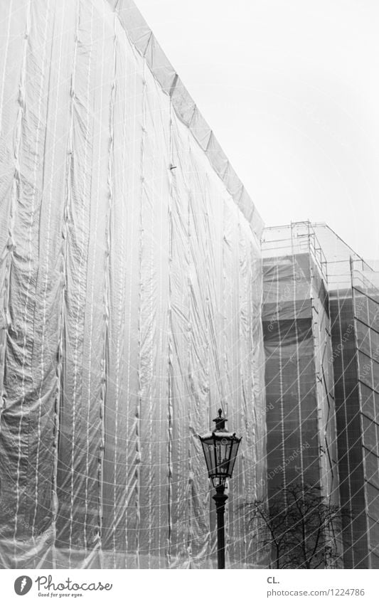 sanierung Baustelle Stadt Haus Hochhaus Laterne Abdeckung Baugerüst bauen Schwarzweißfoto Außenaufnahme Menschenleer Tag