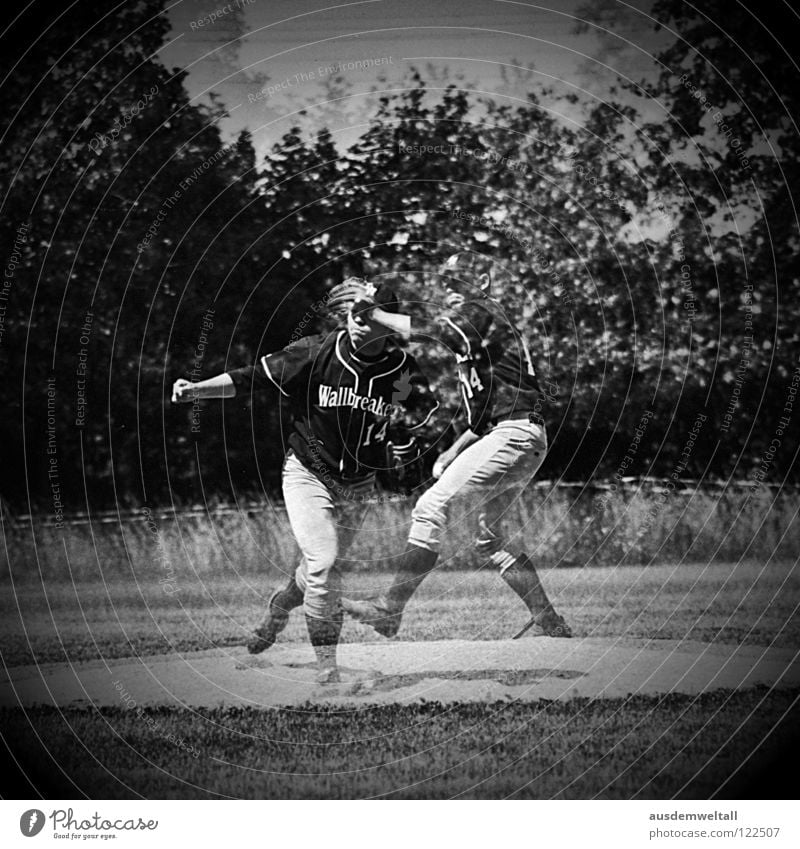 ::The Pitcher:: Baseball schlagen Spielen analog Sportplatz Mann Leipzig Schwarzweißfoto pitcher Ball pitchers mound mehrfachbelichtung Scan Mensch Bewegung