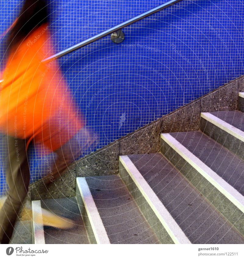 Jump and Run I springen Geschwindigkeit weiß U-Bahn Unschärfe Jagd außer Atem gefährlich Bahnhof Angst Panik rennen laufen Hochgehen Treppe orange blau