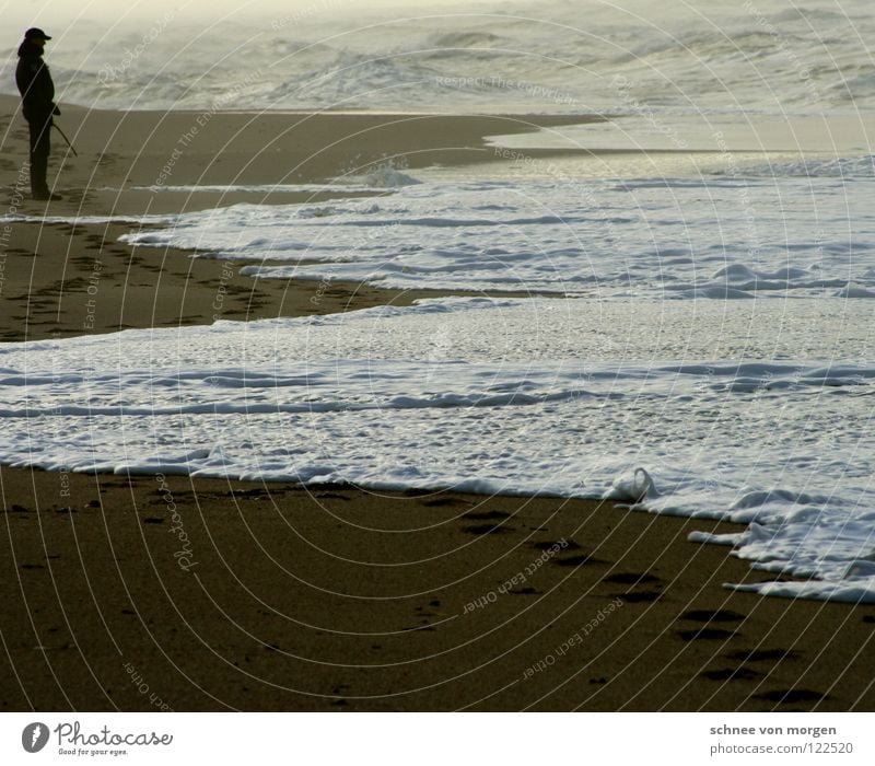 tosende unruhe Mann See Meer Strand Wellen Unwetter rau Leidenschaft ruhig Mensch sea mare Sand Spuren Gewitter