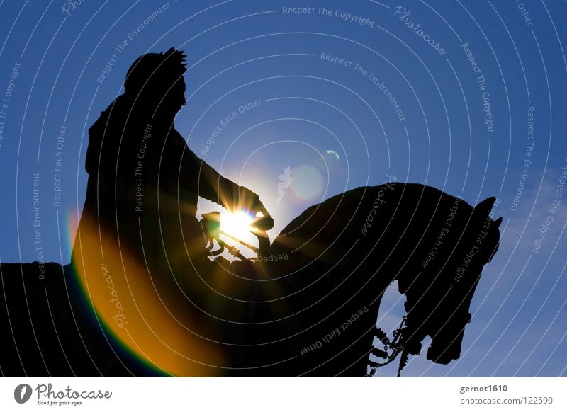König Wilhelm II Pferd schwarz weiß Statue Reiterstandbild Schmarotzer Adel Stuttgart Sockel Kunst Kunsthandwerk historisch Wahrzeichen Denkmal Sonne Himmel