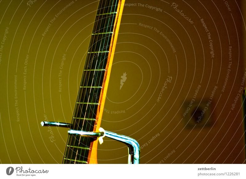 Akustische Gitarre mit elektrischer Steckdose hals Saite Gitarrensaite bund Ständer Rack stehen Lied Gesangbuch Musik Musiker Musikinstrument Saiteninstrumente