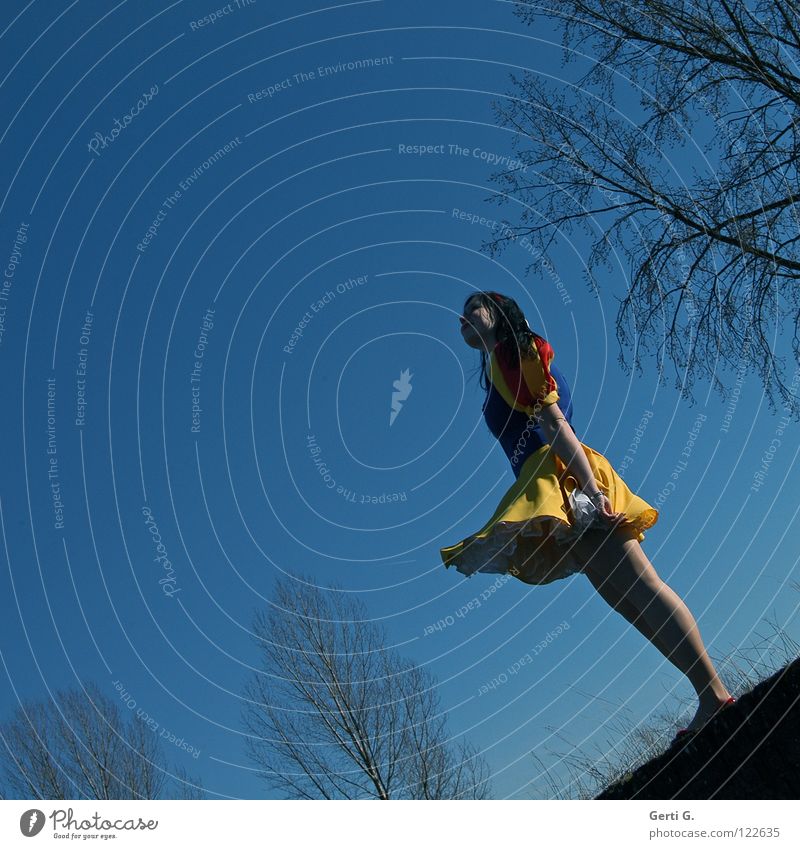 sich einfach fallenlassen Frau Mädchen Kleid Schneewittchen Unterrock Wind stehen Blick Freude Strumpfhose Baum himmelblau himmlisch schön langhaarig schwarz