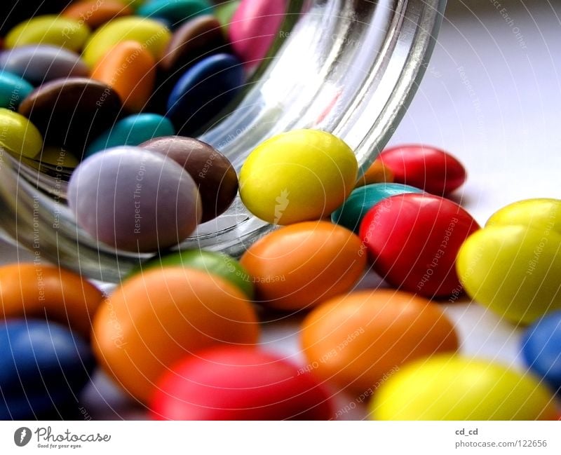 Vieleviele bunte Smarties Schokolinsen Tablette Makroaufnahme mehrfarbig Süßwaren Schokolade Zuckerguß Glas liegen