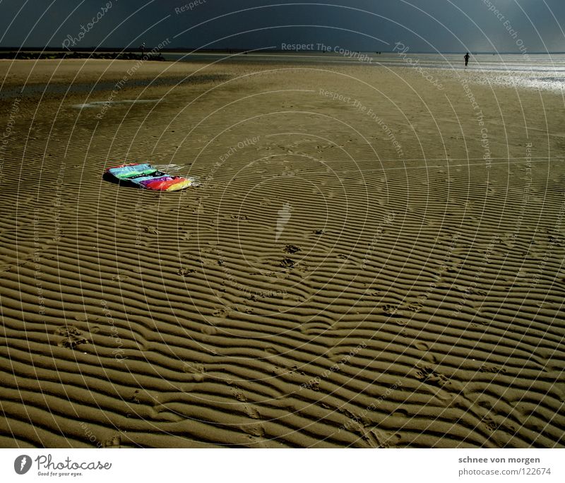 luftfänger Strand Meer Mann Ebbe dunkel Luft Drache mehrfarbig Windstille ruhig Erde Sand Wasser Mensch Flut Wetter Gewitter Spuren Furche sea Nordsee Insel