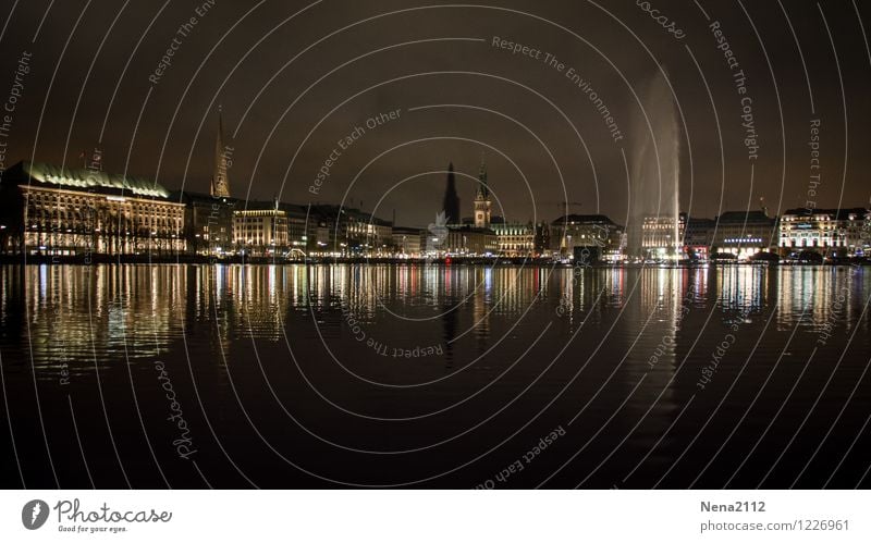 Gute Nacht Fischerdorf Stadt Hafenstadt Stadtzentrum Stadtrand Altstadt Skyline Haus Kirche Gebäude Architektur Sehenswürdigkeit dunkel Wasser Wasserfontäne See