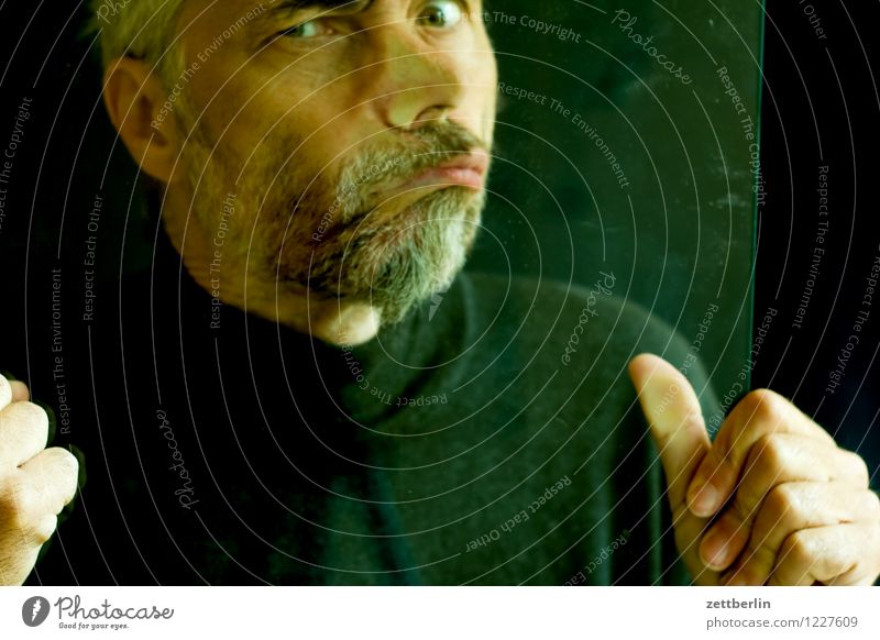 3998 Mann Mensch Gesicht Auge Blick in die Kamera Angesicht zu Angesicht Image Nase Mund Bart Oberkörper Pullover Glas Fensterscheibe Deformation Zerstörung