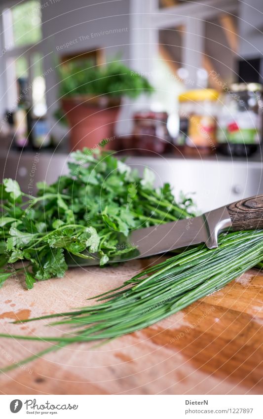 SchnittLauch Lebensmittel Kräuter & Gewürze Bioprodukte Messer Schneidebrett Küche Essen braun grün weiß Glas Stahl Blumentopf Farbfoto mehrfarbig Innenaufnahme