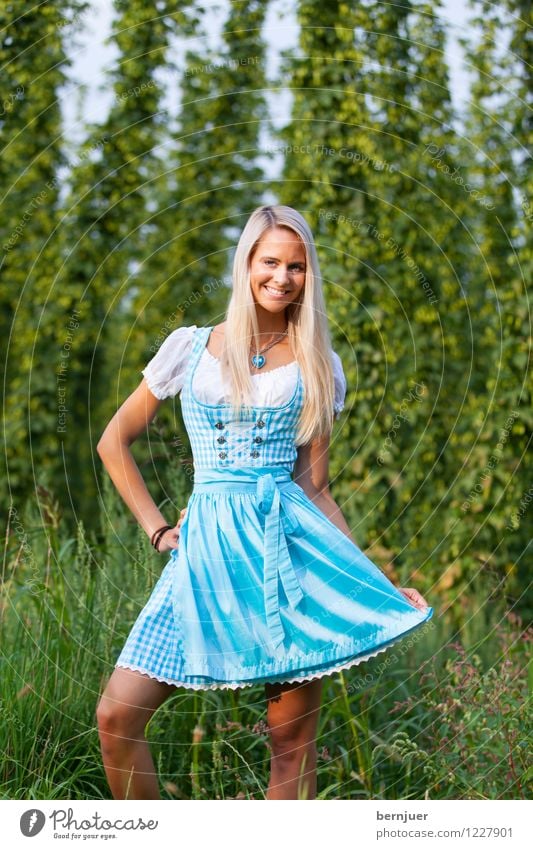 Dirndldeandl schön Haare & Frisuren Sommer Oktoberfest Mädchen Frau Erwachsene Pflanze Gras Feld Kleid blond Erotik Fröhlichkeit frisch blau grün Bayerisch