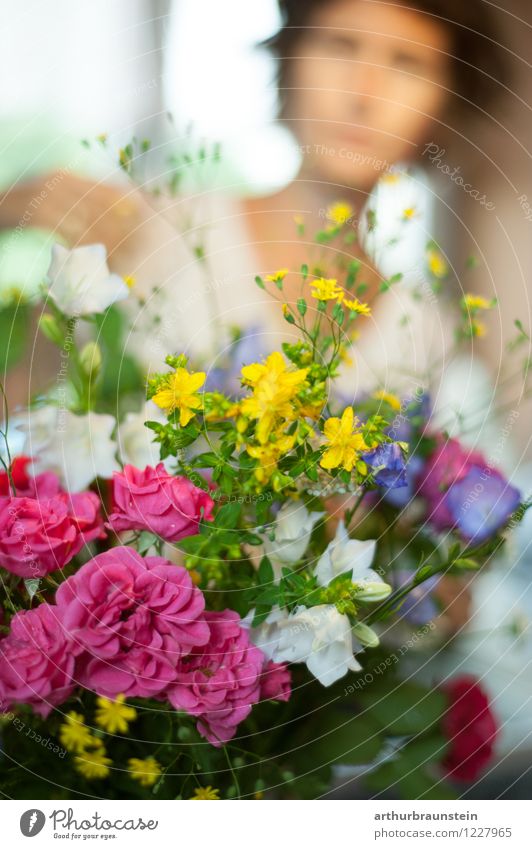 Gartenblumen gepflückt Lifestyle Mensch feminin Junge Frau Jugendliche Erwachsene Leben 1 30-45 Jahre Natur Frühling Sommer Pflanze Blume Gras Blatt Blüte