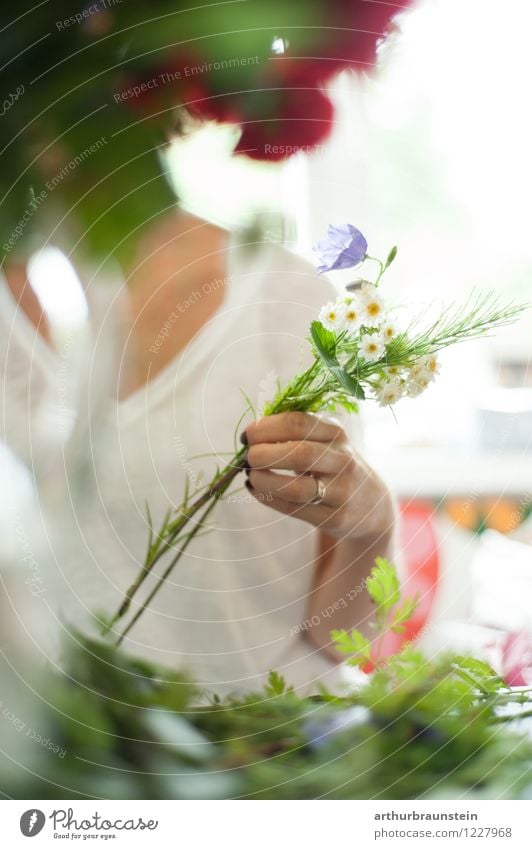 Gartenblumenstrauß binden Lifestyle Stil Freizeit & Hobby Valentinstag Arbeit & Erwerbstätigkeit Beruf Gärtner Gärtnerei Arbeitsplatz Wirtschaft Handwerk Mensch