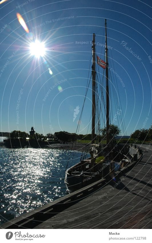 Gegen die Sonne Skandinavien Norwegen Segelschiff Herbst Europa Wasser Landschaft Natur