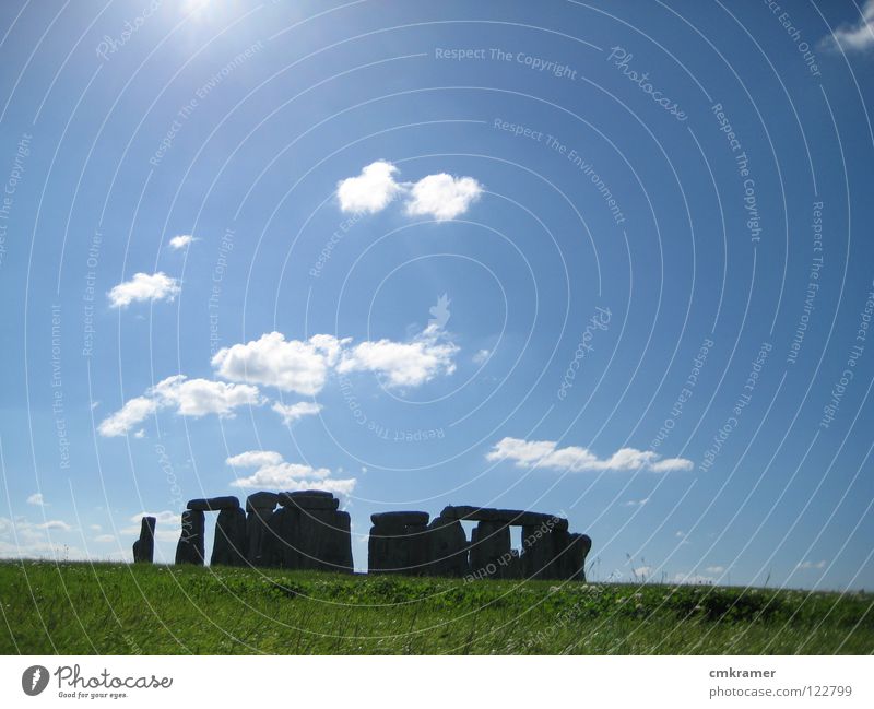 Stonehenge Farbfoto Außenaufnahme Menschenleer Sonnenlicht Sonnenstrahlen Gegenlicht elegant Ausflug Sightseeing Kunst Kultur Wolken Wiese Stein grün heaven