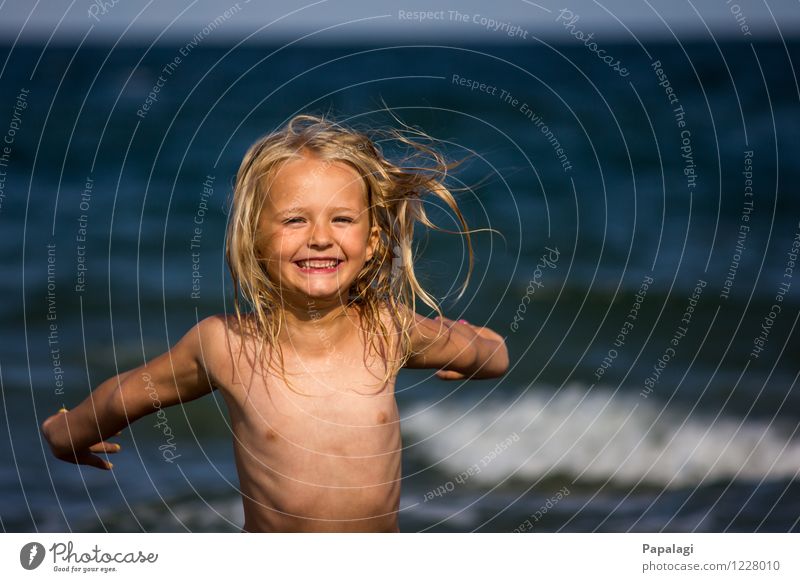 Sommerfreude Ferien & Urlaub & Reisen Sommerurlaub Mensch Kind Mädchen Schwester Kindheit 1 3-8 Jahre Natur Meer Adria Strand blond Lächeln lachen Spielen frei