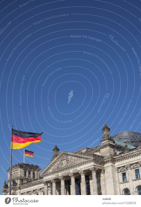 kippender Reichstag Politiker Büro Wirtschaft Karriere Politik & Staat Berlin Hauptstadt Bauwerk Kuppeldach Wahrzeichen Deutscher Bundestag Fahne Stein Beton