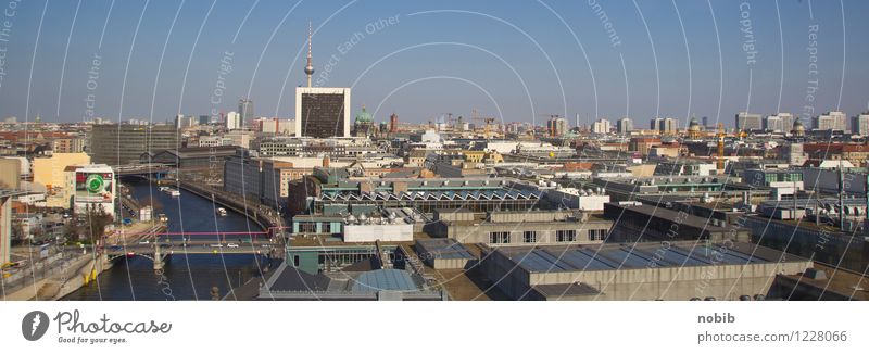 über den Häusern Berlins Sightseeing Berlin-Mitte Subkultur Sommer Hauptstadt Stadtzentrum Skyline überbevölkert Haus Hochhaus Bankgebäude Kirche Dom Brücke