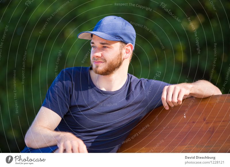 Ausblick Ferien & Urlaub & Reisen Abenteuer Ferne Freiheit maskulin Junger Mann Jugendliche Leben Bart 1 Mensch Frühling Sommer Schönes Wetter T-Shirt