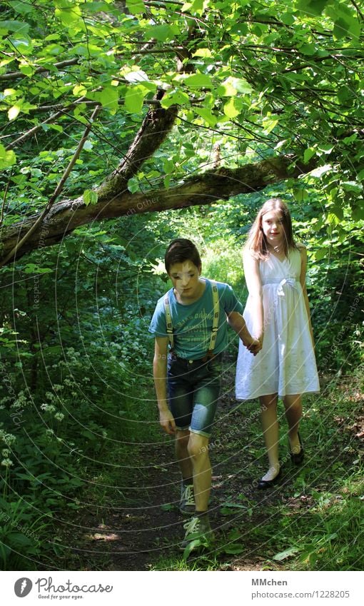 Komm schon! Sommer Mädchen Junge Geschwister Bruder Schwester Paar 8-13 Jahre Kind Kindheit Natur Wald Wege & Pfade Jeanshose Kleid Hosenträger gehen rebellisch