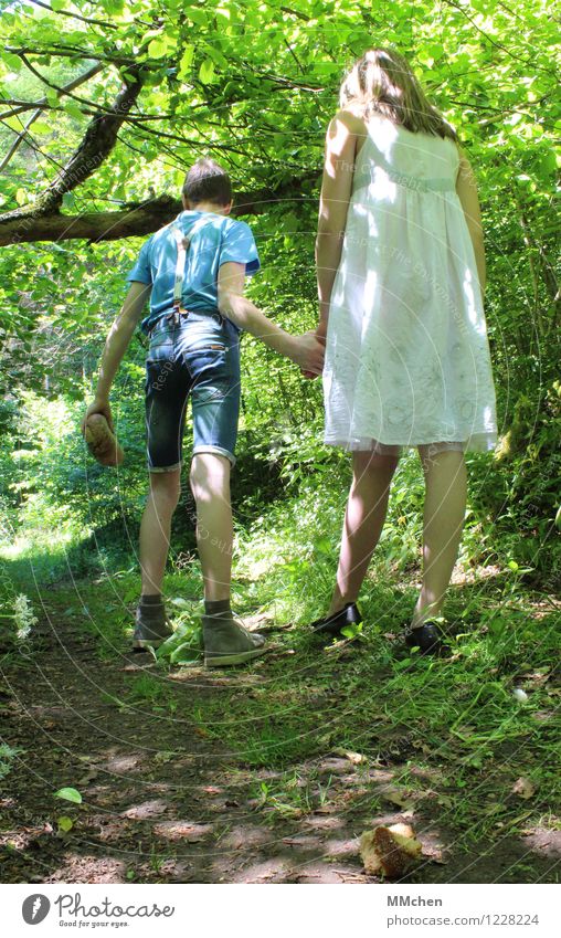 ...verirrten sich im Wald Mensch Mädchen Junge Geschwister Bruder Schwester 2 8-13 Jahre Kind Kindheit Natur Schönes Wetter Baum Wege & Pfade Jeanshose Kleid