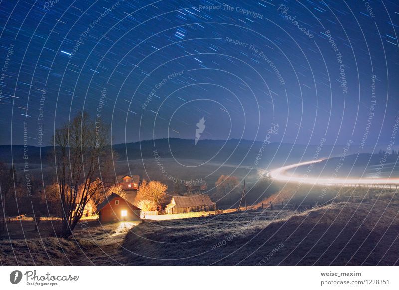 Nacht in Karpaten Villiage Natur Landschaft Erde Sand Feuer Luft Wassertropfen Himmel Wolkenloser Himmel Herbst Klima Wetter Eis Frost Baum Blume Sträucher