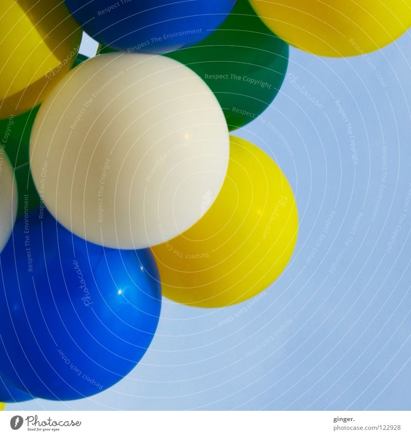 Luftballons am Himmel Freude Feste & Feiern Karneval Fröhlichkeit rund blau gelb Farbe weiß grün Hintergrund neutral Textfreiraum rechts Blauer Himmel