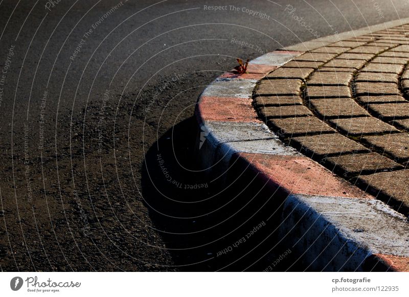 Rennstrecke Asphalt Rennbahn Froschperspektive Abend Stadt Verkehrswege Straße Schatten Schilder & Markierungen