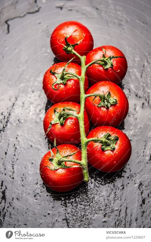 Frische Tomaten auf schwarzem Hintergrund Lebensmittel Gemüse Ernährung Mittagessen Bioprodukte Vegetarische Ernährung Diät Italienische Küche Stil Design