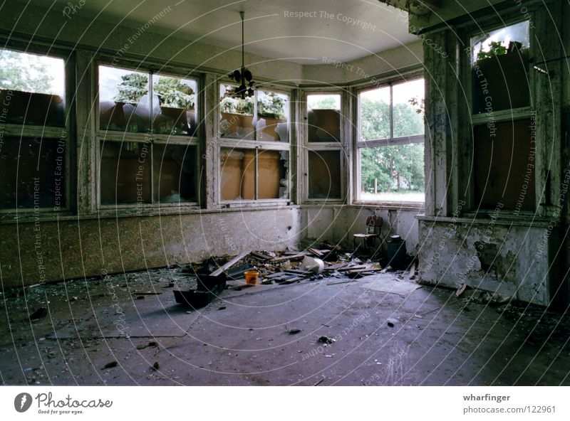 Im Ballsaal verrotten Verfall Fenster Ruine Bauschutt Scherbe Tapete Leuchter Langzeitbelichtung Zingst verfallen Stuhl alt Tanzen Bahnhof Freizeitheim DDR