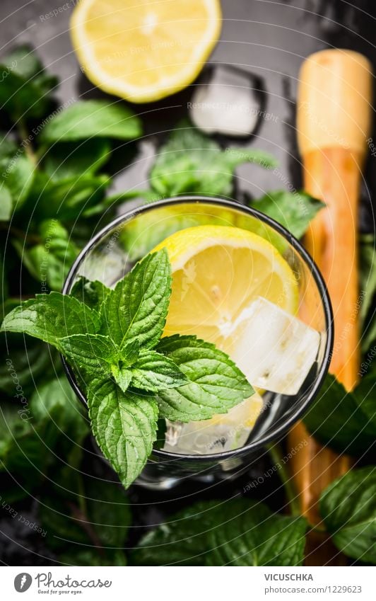 Zutaten für Limonade oder Cocktails - Minze,Zitrone und Eis Lebensmittel Getränk Erfrischungsgetränk Alkohol Longdrink Glas Stil Design Tisch Minzeblatt