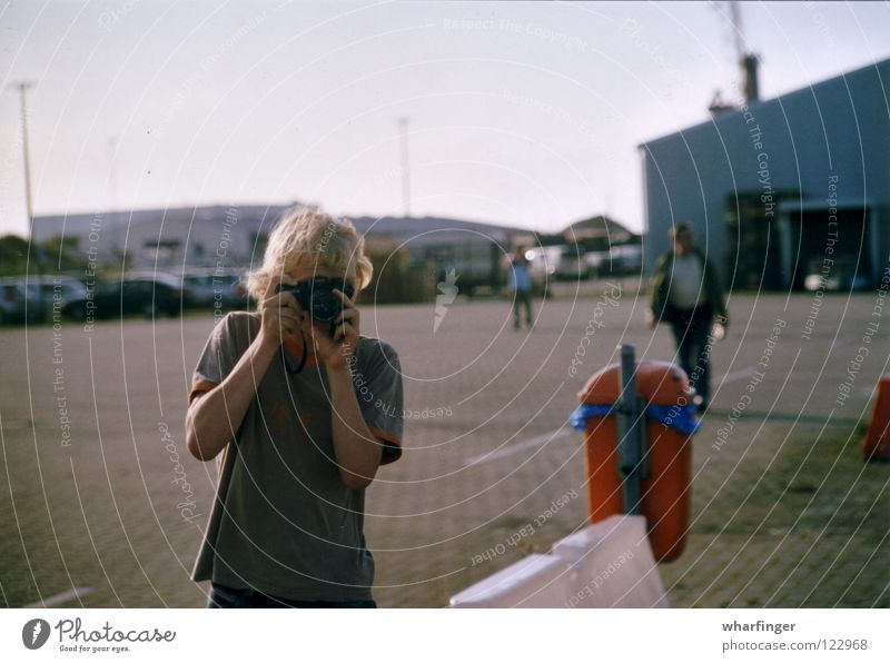 Fährhafen Müllbehälter Gebäude Fotografie Gemälde Außenaufnahme gehen Jugendliche Mensch Fotokamera Konzentration Bewegung Dynamik