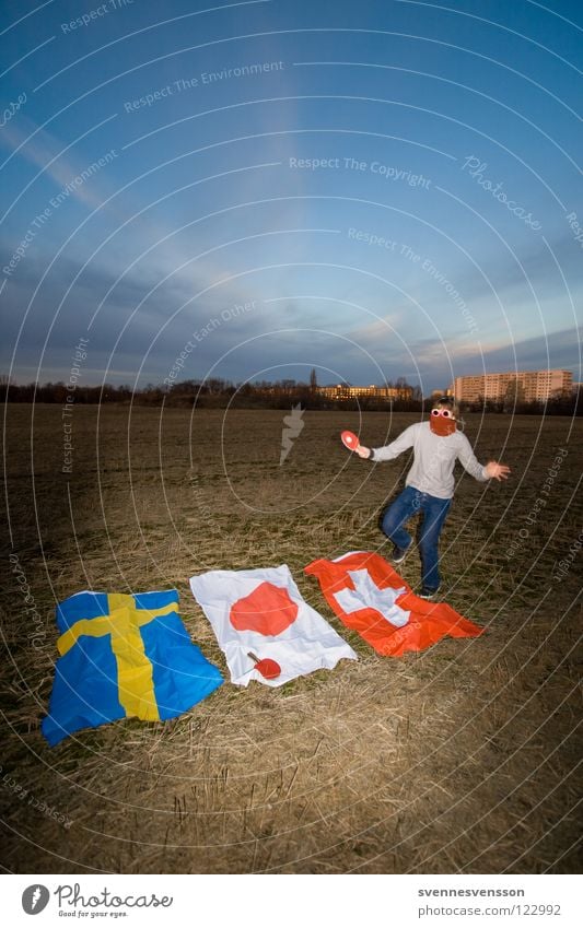 Dreiländerkampf Fahne Japan Schweiz springen Tischtennis Tischtennisball Sportveranstaltung anstrengen Guerilla Kämpfer Aktion Attentäter verkleiden Spielen