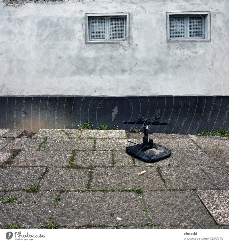 Ausgesessen Haus Mauer Wand Fassade Fenster Stuhl Stein Beton alt hässlich trist Stadt grau Endzeitstimmung Verfall Verzweiflung Unkraut Armut Wohnungssituation