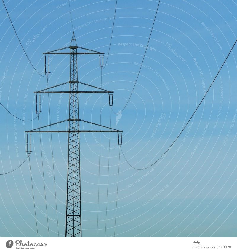 Stromlinien.... Strommast Elektrizität Draht groß Macht Geometrie Stahl elektrisch emporragend gefährlich Leitung Lebensgefahr Koloss Energiewirtschaft quer