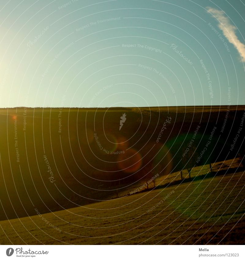 100! - Licht und Schatten Feld Gegenlicht dunkel Hügel Wiese grün Frühling frisch atmen Luft Horizont Weide Wetter Himmel blau hügelig Tal Amerika Landluft