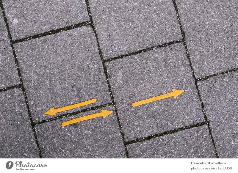 zwei Schritte vor und einer zurück... Verkehr Verkehrswege Fußgänger Straße Wege & Pfade Fußgängerzone Stein Zeichen Hinweisschild Warnschild Linie Pfeil Tanzen