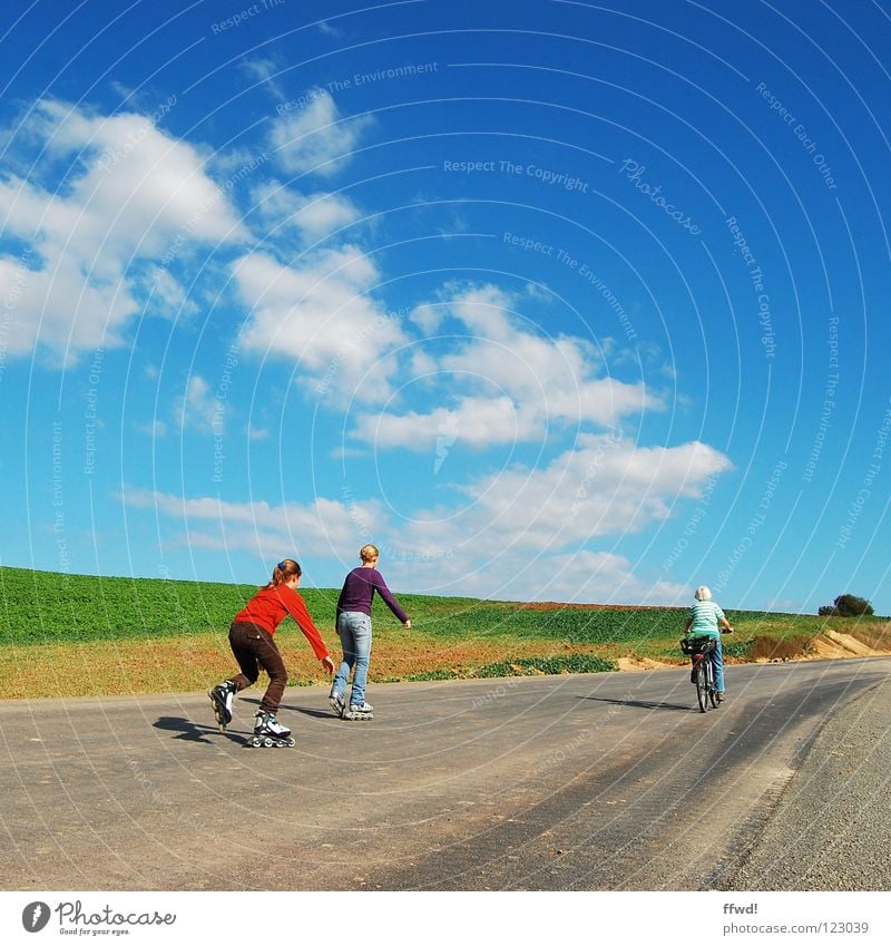 Sommer im Quadrat 1.4 Farbfoto Außenaufnahme Tag Totale Freude Glück Freizeit & Hobby Ausflug Fahrradtour Sport Fahrradfahren Mensch Frau Erwachsene Geschwister