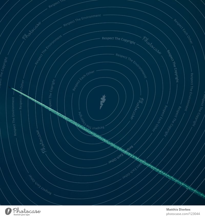Flieger Flugzeug Kondensstreifen Streifen weiß blau schwarz dunkel bedrohlich unheimlich geheimnisvoll Entführung Entführer Linearität Lineal Linie Smog Abgas