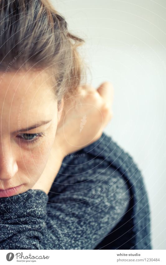 Nicht so gut drauf! feminin Junge Frau Jugendliche Erwachsene Kopf Gesicht 1 Mensch 18-30 Jahre Denken Porträt Blick in die Kamera schweifen Traurigkeit