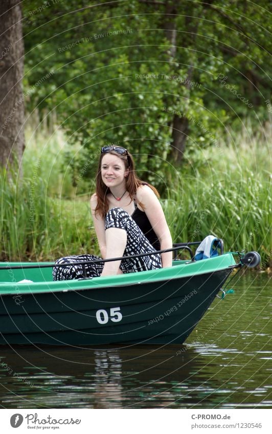 Flussfahrt Mensch feminin Junge Frau Jugendliche Erwachsene 1 18-30 Jahre Umwelt Natur Landschaft Baum Gras Flussufer Sonnenbrille brünett Lächeln Fröhlichkeit